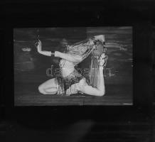 1928-1932 Képek  a Royal Orfeum életéből. 21 db feliratozott üveg sztereókép táncosok, fellépők, akr...