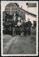 1936 Mezőhegyes, társaság mozdonnyal, fotó, 8,5×6 cm