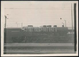 cca 1930 Mozdony vasútállomáson, fotó, 6,5×9 cm