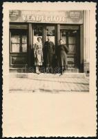 cca 1940 Rákoscsabai Hangya Vendéglő bejáratánál, fotó, felületén törésnyom, 8,5×6 cm