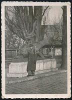 1942 Budapest, Városliget, hátoldalon feliratozott fotó, felületén törésnyom, 8,5×6 cm
