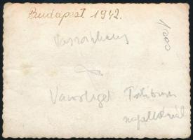 1942 Budapest, Városliget, hátoldalon feliratozott fotó, felületén törésnyom, 8,5×6 cm