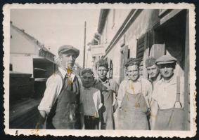 cca 1940 Orosháza, Zsuga Sándor kárpitos díszítő  műhelye előtt, fotó, 6×9 cm
