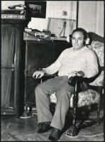 Szegő András (1948-) újságíró, publicista, fotó, felületén törésnyom, 18×13 cm