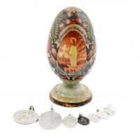 Festett fa húsvéti tojás. Kinyitható, benne fém kegyérmek. 13,5 cm