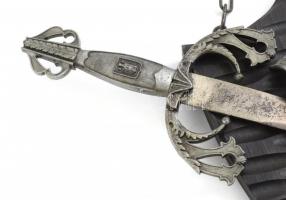 Spanyol, jelzett pengéjű dísztőrök mellvértbe dugva. Kihúzhatóak.40 cm