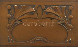 Szecessziós fésű- / levéltartó, fém és fa, falra akasztható, kopásokkal, m: 26 cm, sz: 13,5 cm