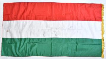 Női kézilabda válogatott zászlója rajta aláírásokkal