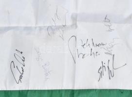 Női kézilabda válogatott zászlója rajta aláírásokkal