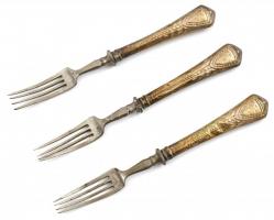 3 db fém villa fa dobozban, a doboz bélelt, kopott, a villák hossza 18 cm, a dobozé 24,5 cm