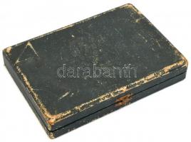 3 db fém villa fa dobozban, a doboz bélelt, kopott, a villák hossza 18 cm, a dobozé 24,5 cm