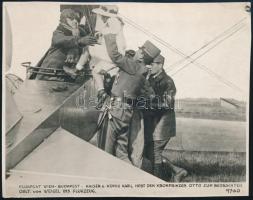 1916-1918 IV. Károly és Ottó koronaherceg a Bécs-Budapest légipostát szemléli meg, 2 db sajtófotó né...
