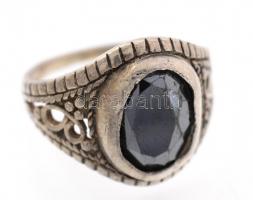 Ezüst(Ag) gyűrű, hematittal, jelzett, méret: 54, bruttó:  4,73 g