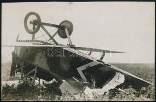 cca 1914-1918 Szerencsétlenül járt repülőgép roncsai, a hátoldalán azonosítatlan névvel (Schlittner Vilmos), fotólap, 8,5x13,5 cm / cca 1914-1918 Military aircraft after crash, with a name on the reverse to be identified (Schlittner Vilmos), photocard, 8,5x13,5 cm