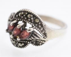 Ezüst(Ag) gyűrű, piros kövekkel, jelzett, méret: 61, bruttó: 5,05 g