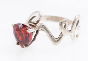 Ezüst(Ag) piros szíves gyűrű, love felirat, jelzett, méret: 52, bruttó: 2,73 g
