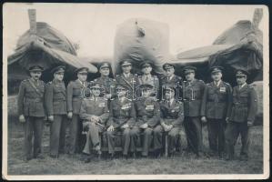 cca 1930-1940 Magyar Királyi Légierő tisztjei pózolnak egy repülőgép előtt, fotó, 9,5x14,5 cm