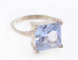 Ezüst(Ag) gyűrű, kék kővel, jelzett, méret: 53, bruttó: 4,05 g