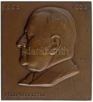 Csillag István (1881-1968) 1938.Dr. Weiner Samu (a a Hungária Egyesült Gőzmalmi Rt. vezérigazgatója) szögletes, egyoldalas bronz plakett (185,9g/72x65mm) T:2 / Hungary 1938. Samu Weiner commemorative Br plaque. Sign: CSILLAG (185,9g/72x65mm) C:XF HPII: 529