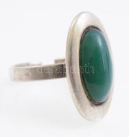 Ezüst(Ag) gyűrű, zöld kővel, jelzett, reszelésnyomokkal, állítható méret, bruttó: 5,61 g