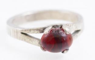 Ezüst(Ag) gyűrű, piros kővel, jelzés nélkül, méret: 53, bruttó: 3,23 g