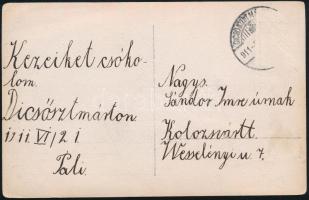 1911 Pipázó drótostótnak öltözött kisfiú, dicsőszentmártoni fotólap, hátulján feliratozott, 14x9 cm