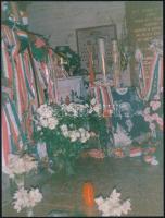 cca 1990 Mindszenty József bíboros mariazell-i sírjáról készült fotó, hátulján feliratozott, 11,5x9 cm