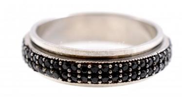 Ezüst(Ag) fekete kövekkel gazdagon kirakott gyűrű, középső része forgatható, jelzett, méret: 57, bruttó: 4,17 g