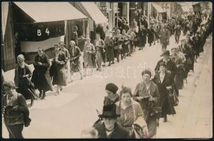 cca 1940 Zsidó nők vonulása a holokauszt idejéből, Kevelaer (Észak-Rajna-Vesztfália) településéről, 9x14 cm
