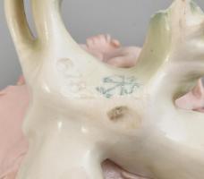 Ens porcelán rózsa, kézzel festett, jelzett, apró sérülésekkel, m: 4,5 cm, h: 9 cm