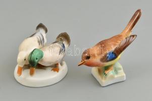 Aquincum porcelán kacsapár, kézzel festett, jelzett, apró kopásnyomokkal, m: 6 cm, h: 8,5 cm + Porcelán madár, kézzel festett, jelzés nélkül, hibátlan, m: 8,5 cm, h: 8,5 cm