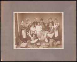 cca 1900-1910 Kosárfonók csoportképe, kartonra ragasztva, 17x22,5 cm