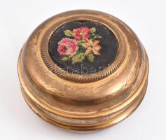 Fém ékszertartó doboz, fedelén rózsát ábrázoló textilképpel, belseje szövettel bélelt, kopásnyomokkal, m: 4,5 cm, d: 7 cm