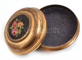 Fém ékszertartó doboz, fedelén rózsát ábrázoló textilképpel, belseje szövettel bélelt, kopásnyomokka...