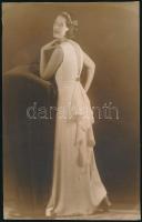 cca 1930-1940 Hölgyek bálra készülve, 2 db fotó, 11×16 és 14×22 cm