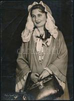 cca 1940 Hölgy köpenyben táskával, fotó Laub Juci műterméből, felületén törésnyomok, szélén kis hiányok, 24×17 cm