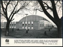 cca 1970-1980 Székesfehérvári Könnyűfémmű edzőcsarnoka, Építésügyi Tájékoztatási Központ, fotó, 17,5×23 cm