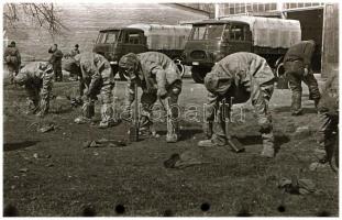 cca 1950-1960 Híradós katonák, több, mint 50 negatív kocka kisfilmtekercsen