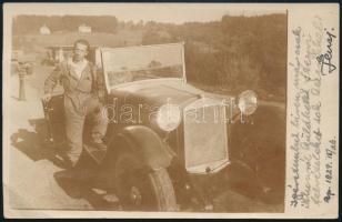 1927 Luxemburger Jenő (1906-2006) pilóta, sportrepülő autója előtt, fotólap, saját kezű soraival aláírásával, 9x14 cm