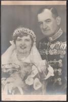 Katona kitüntetésekkel és feleségével, kartonra ragasztott fotó Sziklay műterméből, 29×22 cm