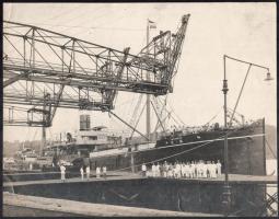 cca 1920-1940 Ume Maru japán szállító hajó és tisztikarának, legénységének fotója, 21,5x27,5 cm