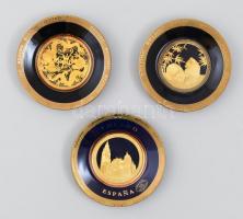 3 db aranyozott porcelán tányér, díszdobozban. Kína, Peking, Toledo d: 14,5 cm