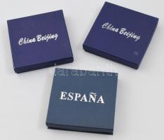 3 db aranyozott porcelán tányér, díszdobozban. Kína, Peking, Toledo d: 14,5 cm