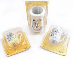 Picasso grafikáival díszített Tognana porcelán bögrék. Egy nagy, 19 cm, 2 db kicsi, 10 cm, eredeti dobozukban / 2 small and 1 large Picasso cups in original boxes: