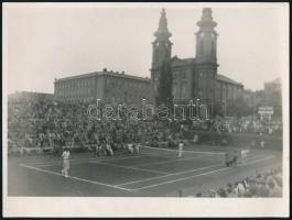 cca 1930 Budapest, teniszpálya a Feneketlen-tónál, 2 db fotó, 24×18 cm