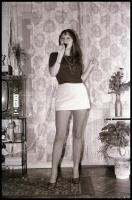 cca 1974 A miniszoknya csodás viselője, szolidan erotikus felvételek, 12 db vintage NEGATÍV, 36x24 mm