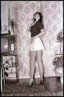 cca 1974 A miniszoknya csodás viselője, szolidan erotikus felvételek, 12 db vintage NEGATÍV, 36x24 m...