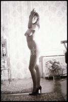 cca 1974 A miniszoknya csodás viselője, szolidan erotikus felvételek, 12 db vintage NEGATÍV, 36x24 m...