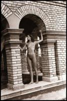 cca 1983 Ódon kastély modern úrnője, 3 db vintage NEGATÍV, 36x24 mm