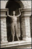 cca 1983 Ódon kastély modern úrnője, 3 db vintage NEGATÍV, 36x24 mm